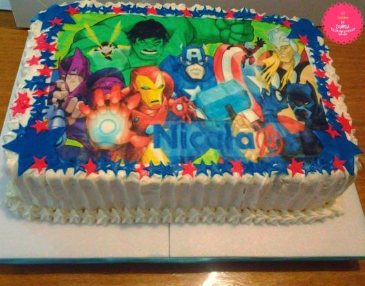Bolo super-heróis: Com papel de arroz do e chantilly branco