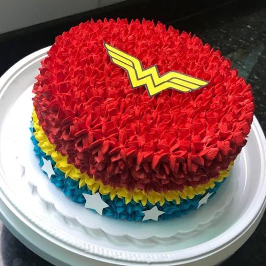 Bolo super-heróis: Mulher Maravilha simples com chantiily