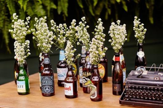 Chá bar: Decoração rústica com garrafas de cerveja com flores