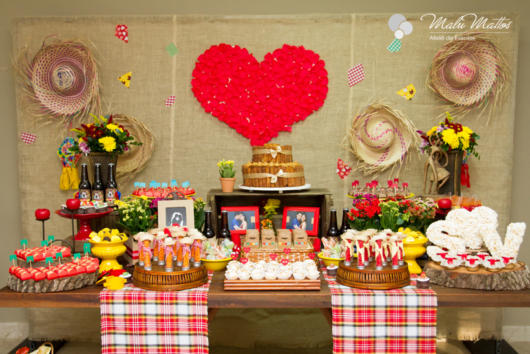 Chá bar junino: Decoração com flores amarelas