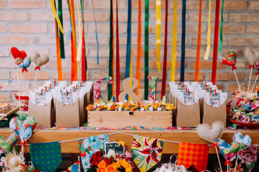 Chá bar junino: Decoração com fitas coloridas