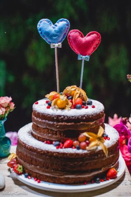 Chá bar: Bolo decorado com toppers de corações