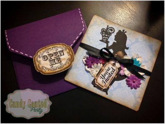 Convite Alice no País das Maravilhas: Roxo e dourado