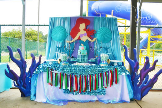 Festa Sereia: Decoração Pequena Sereia com cortina azul