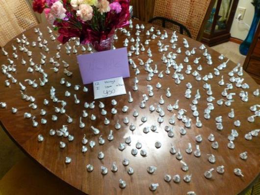 Surpresa de 1 ano de namoro: Mesa com 365 chocolates