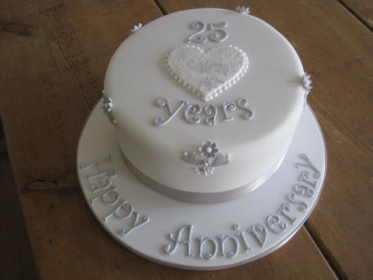 bolo de bodas de prata simples com pasta americana