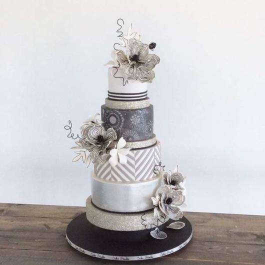 bolo de bodas de prata falso com tecidos