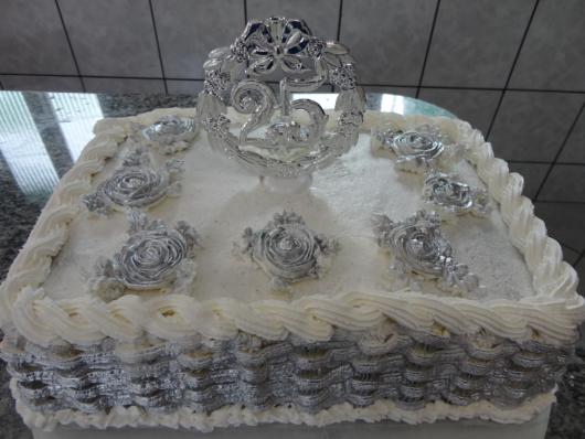 bolo de bodas de prata com chantilly ao redor