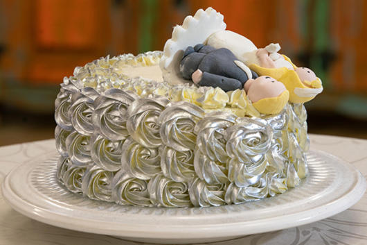 bolo de bodas de prata com flores prata