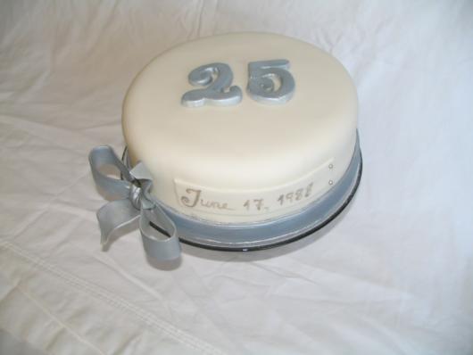 bolo de bodas de prata com data do casamento