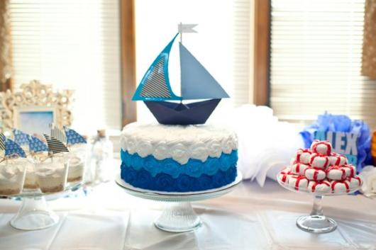 Bolo marinheiro: Decorado com chantilly e barco
