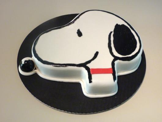 bolo snoopy com rosto do cachorro