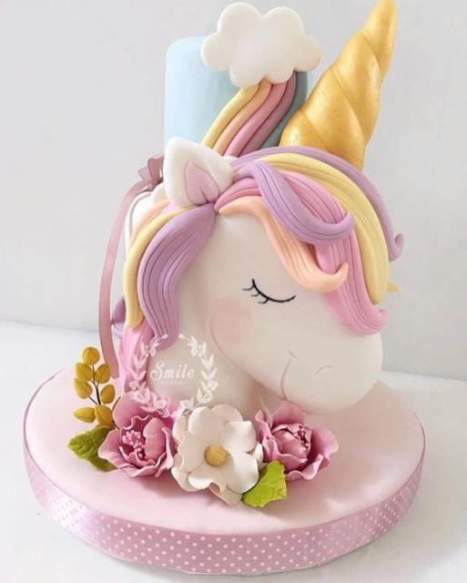 Chá de Bebê Unicórnio: Bolo com flores