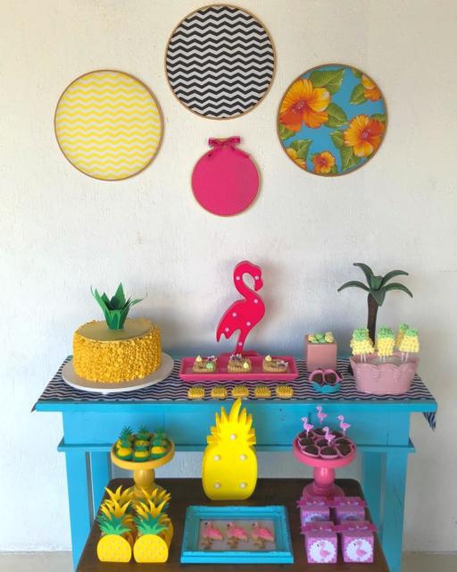 Festa Flamingo: Decoração com abacaxí e móvel azul