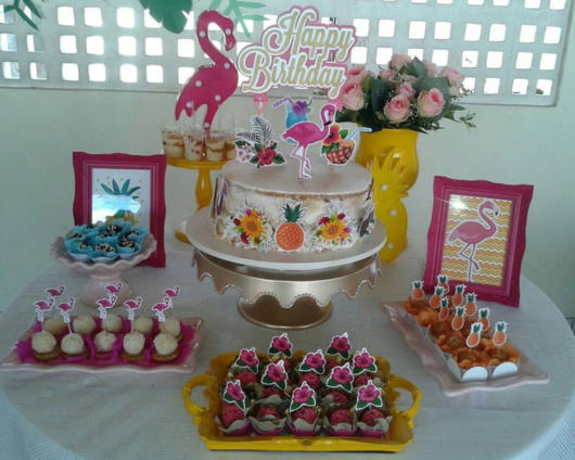 Festa Flamingo: Decoração simples com porta-retrato