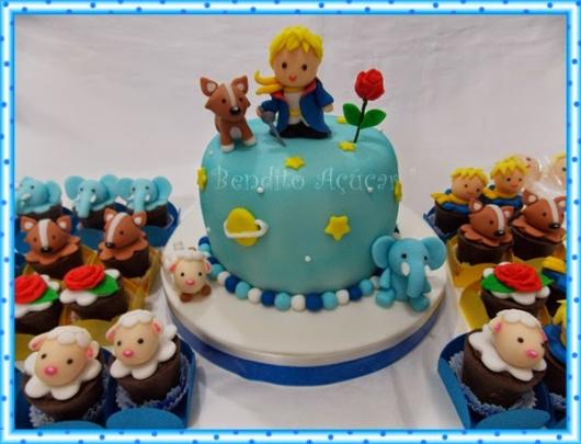 Bolo Pequeno Príncipe de pasta americana azul claro baby