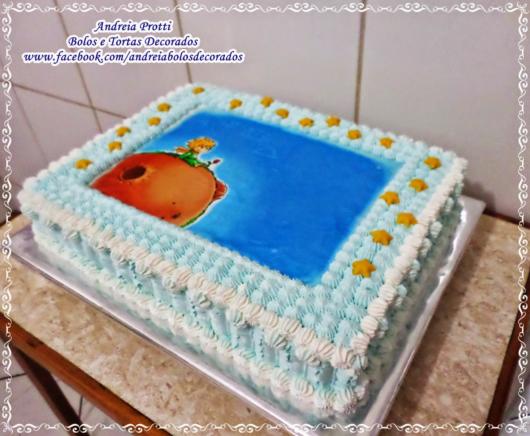 Bolo Pequeno Príncipe com papel de arroz com chantilly