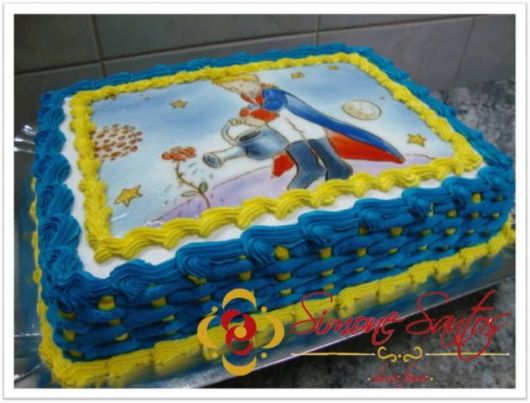Bolo Pequeno Príncipe com papel de arroz azul e amarelo