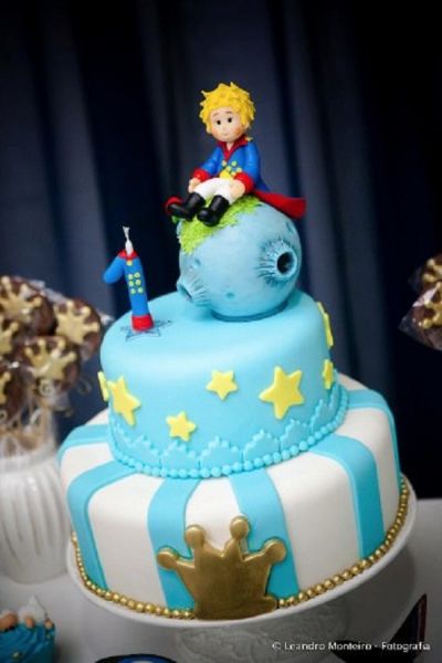 Bolo Pequeno Príncipe de 2 andares com estrelas e coroa