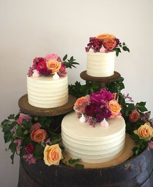 Bolo Rústico: Com flores roxas e laranjas