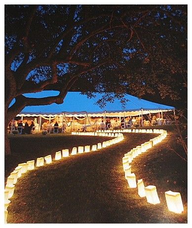 Festa no parque: decoração de casamento com caminho de velas