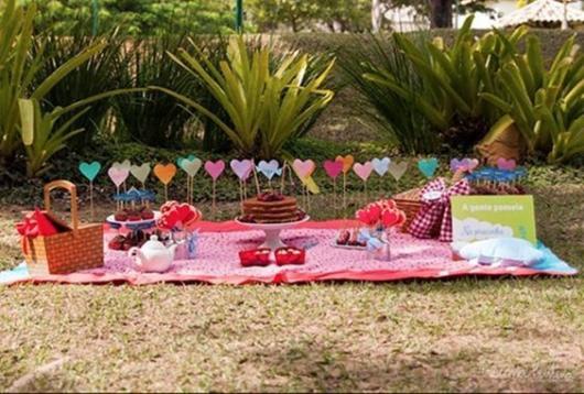 Festa no parque: decoração aniversário de namoro palitos com coração no chão