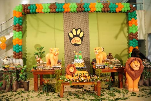 Decoração da Festa Rei Leão provençal com painel de tecido