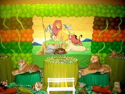 Decoração da Festa Rei Leão com bichos de pelúcia