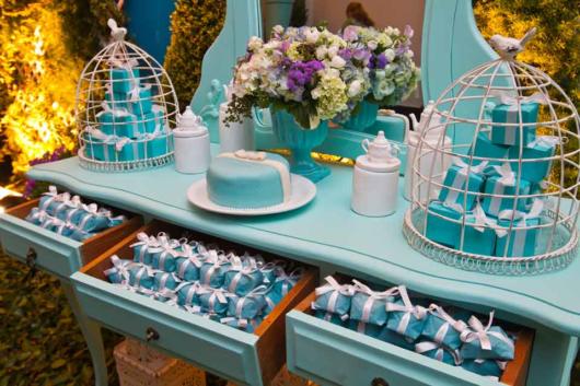 Mesa de 15 anos: Azul Tiffany com flores