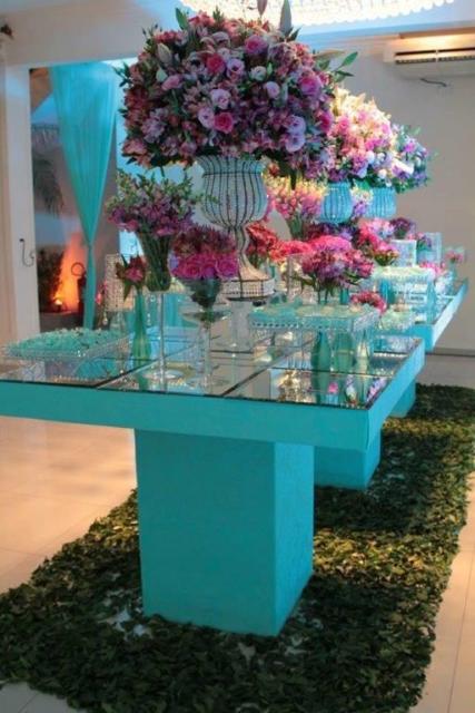 Mesa de 15 anos: Azul Tiffany com flores rosas