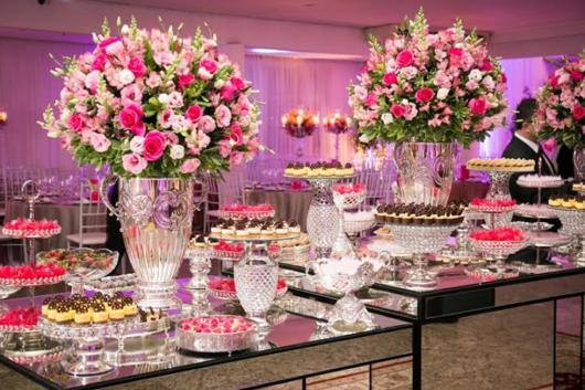 Mesa de 15 anos: Rosa com arranjos