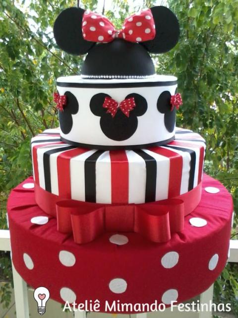 Bolo fake da Minnie com as cores vermelho, branco e preto.