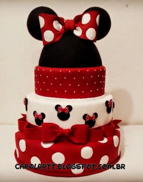 Bolo fake da Minnie com as cores branco, preto e vermelho.