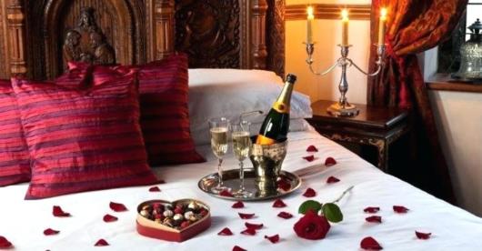 Surpresa para namorada: quarto decorado com chocolate e champagne