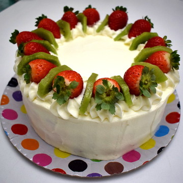 Bolo com cobertura morango e kiwi.