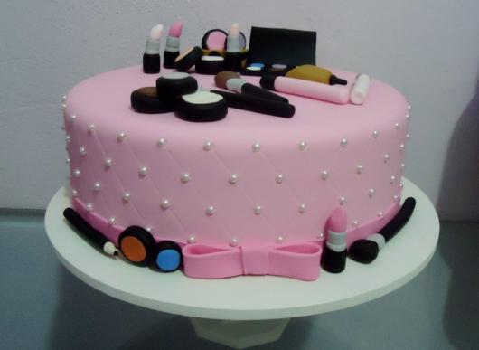 Bolo tematizado com maquiagem.