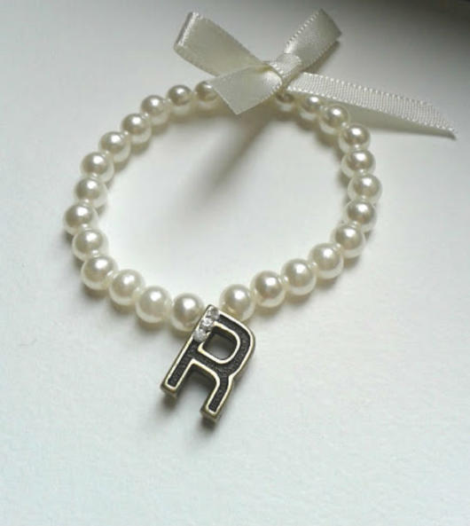 Pulseira de pérolas com inicial