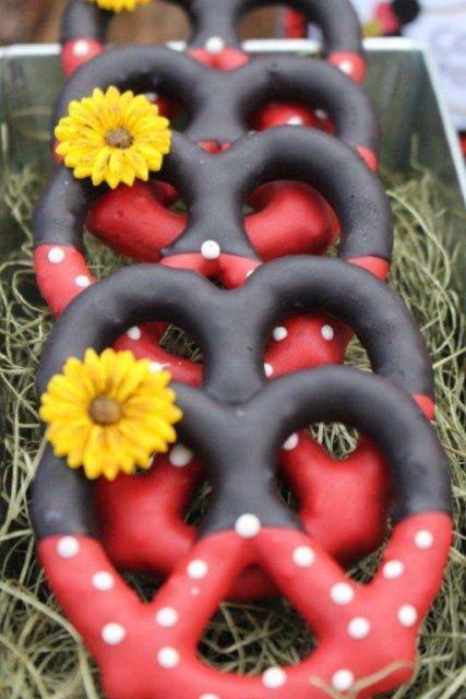 Pretzel decorado com cores da Minnie.