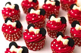 Cupcake com cobertura vermelha.