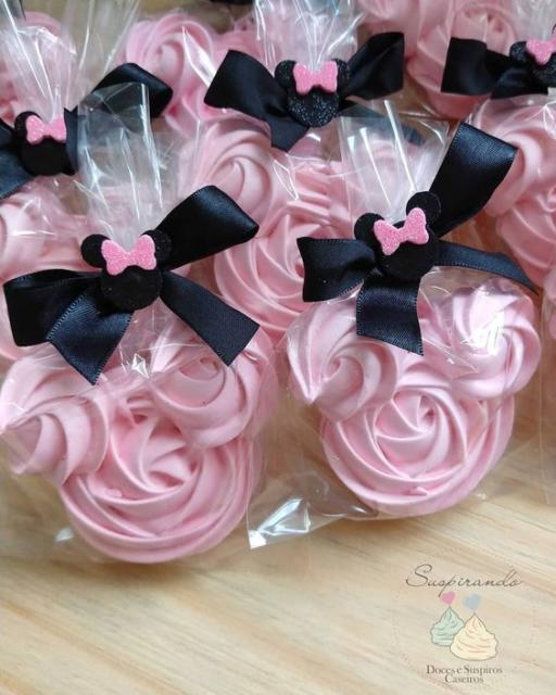 Suspiros rosas com formato da Minnie.