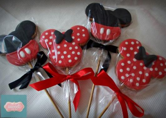 Biscoito em palito com formato da Minnie.
