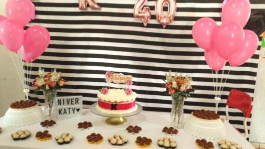 Festa 40 anos: decoração simples com com painel listrado