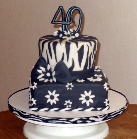 Festa 40 anos masculina: Bolo preto e branco