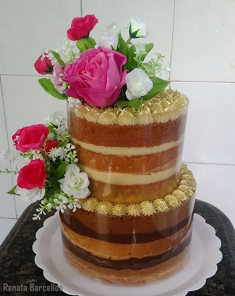naked cake com flores artificiais