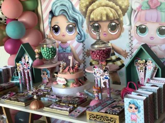 Festa Lol Surprise: decoração com bandeja dourada