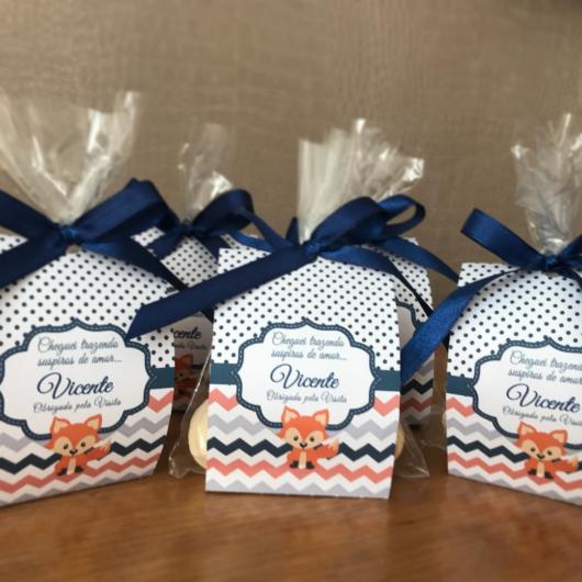 lembrancinha com suspiro em embalagem de caixinha.