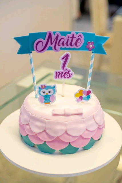 Bolo de tema coruja colorido.