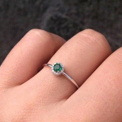 anel com pedra verde