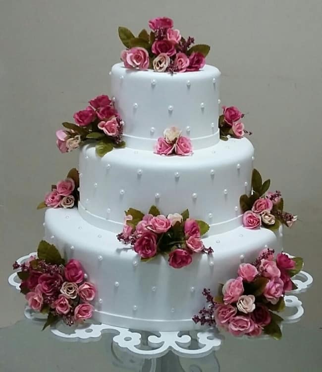 Bolo com flores rosas
