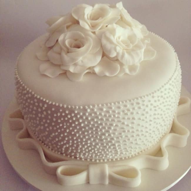 Bolo de casamento simples com flores